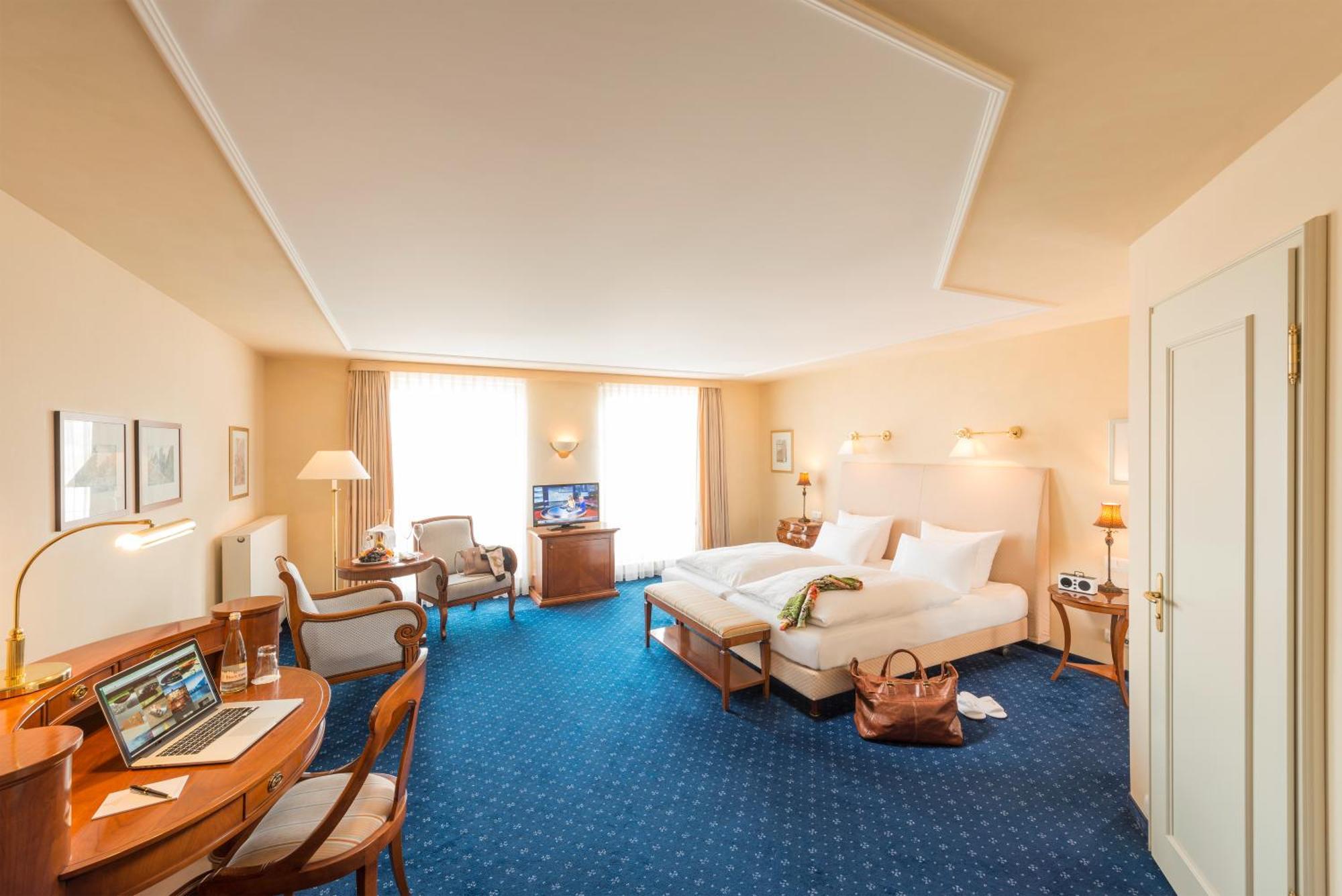 Hotel-Restaurant Erbprinz Ettlingen Exteriér fotografie A typical room at the Hotel Atlantic