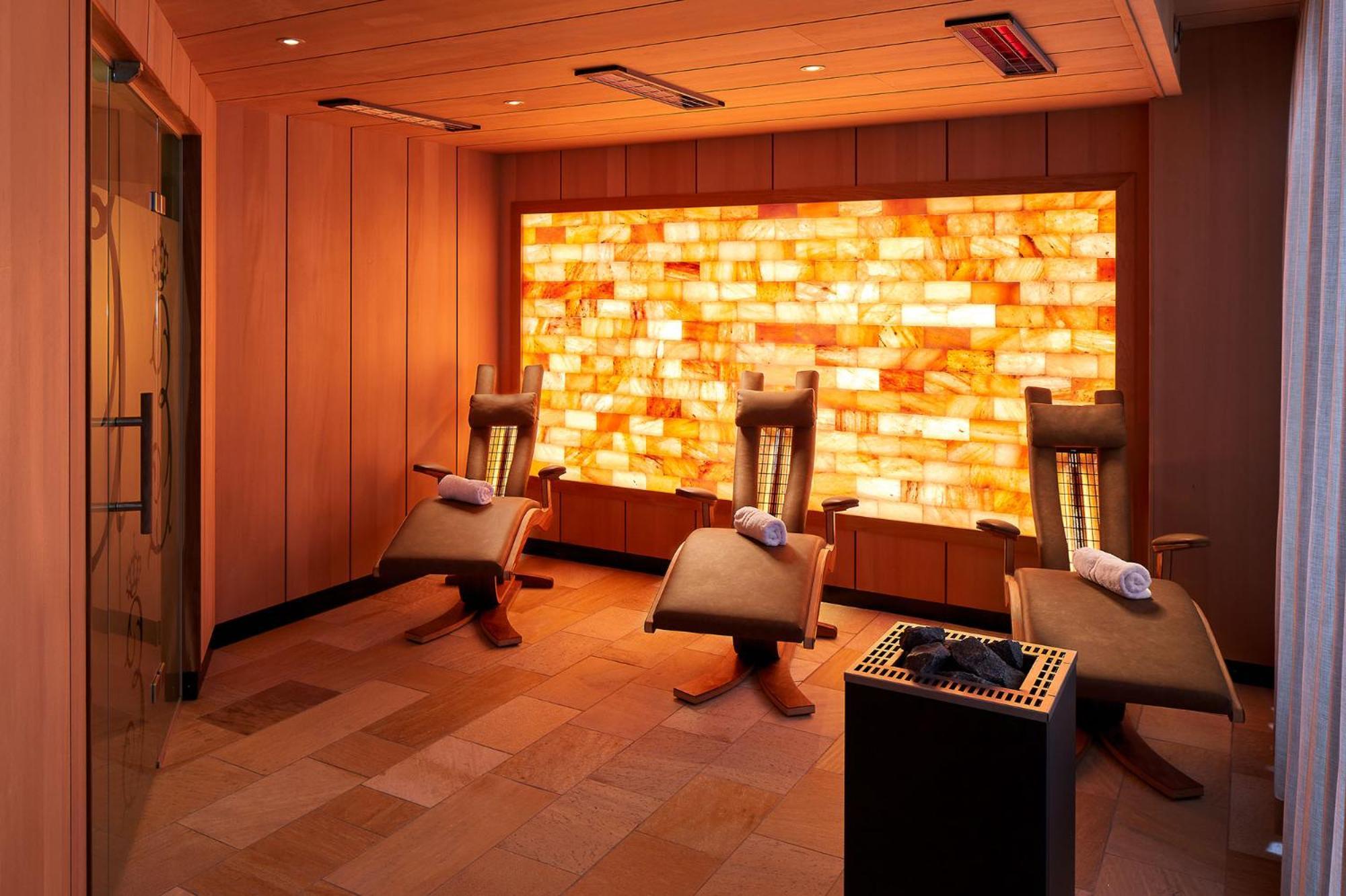 Hotel-Restaurant Erbprinz Ettlingen Exteriér fotografie Salt room at the Four Seasons Hotel, Washington, D.C.