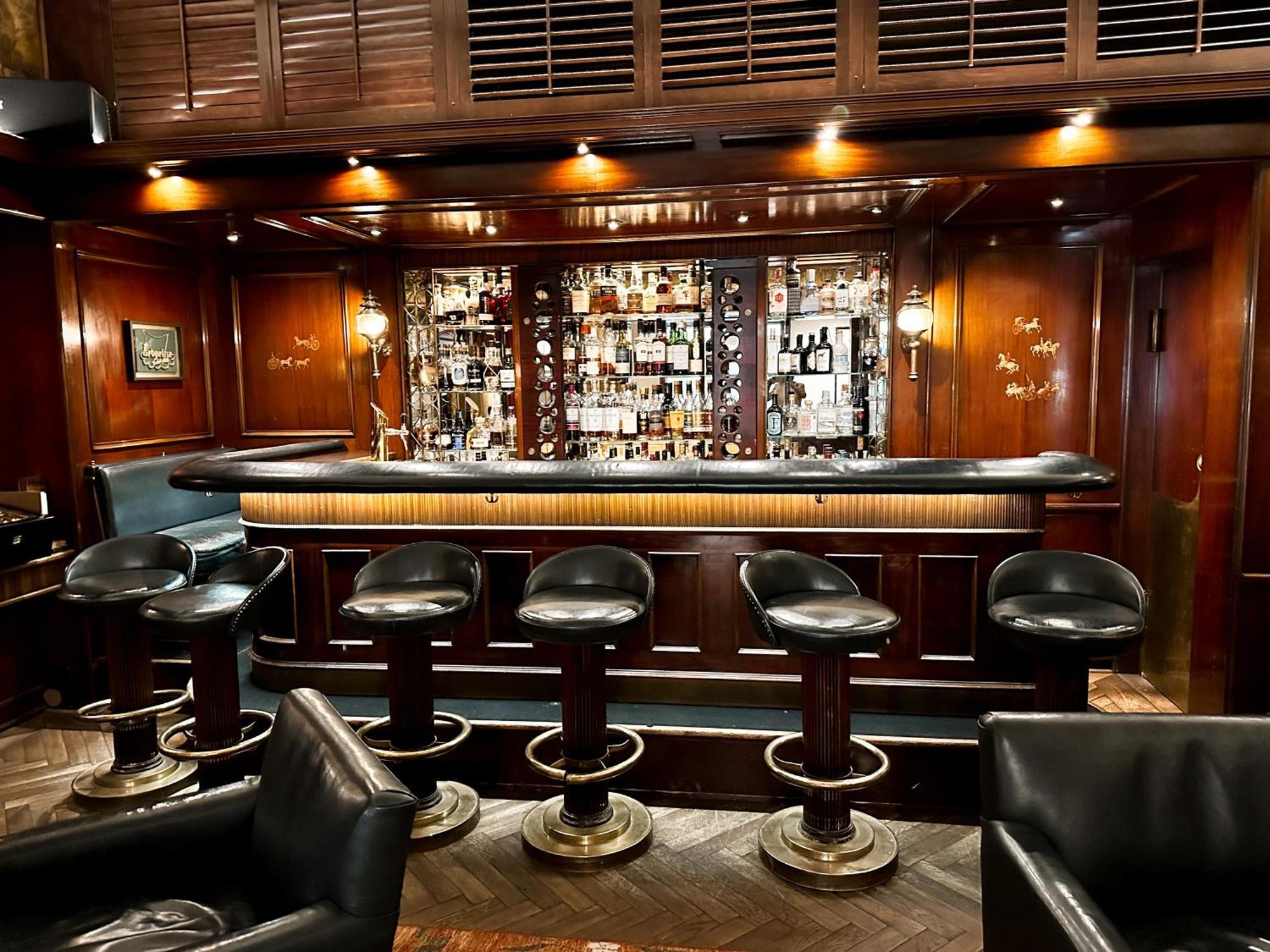Hotel-Restaurant Erbprinz Ettlingen Exteriér fotografie The bar at the Polo Club
