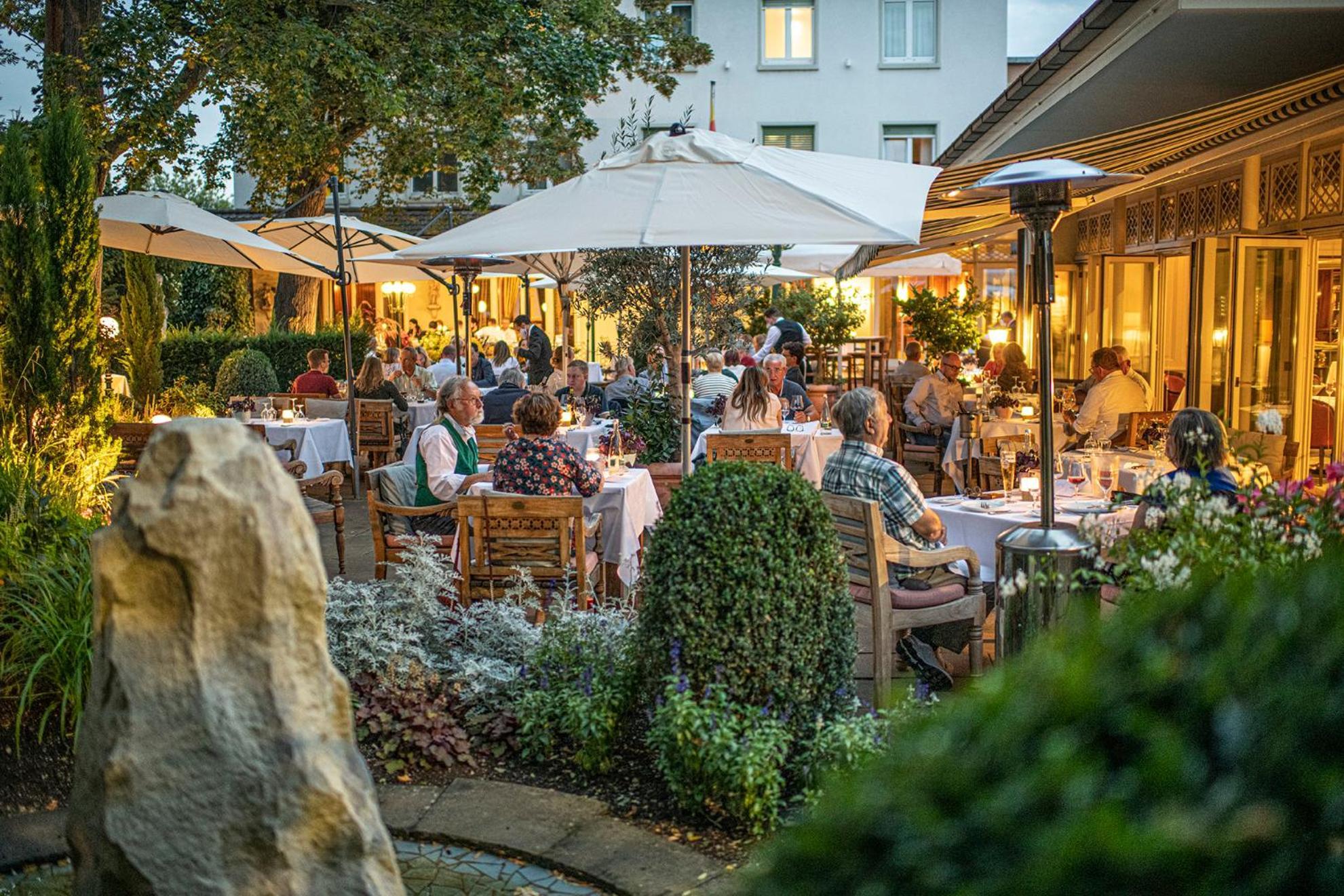 Hotel-Restaurant Erbprinz Ettlingen Exteriér fotografie The restaurant's garden