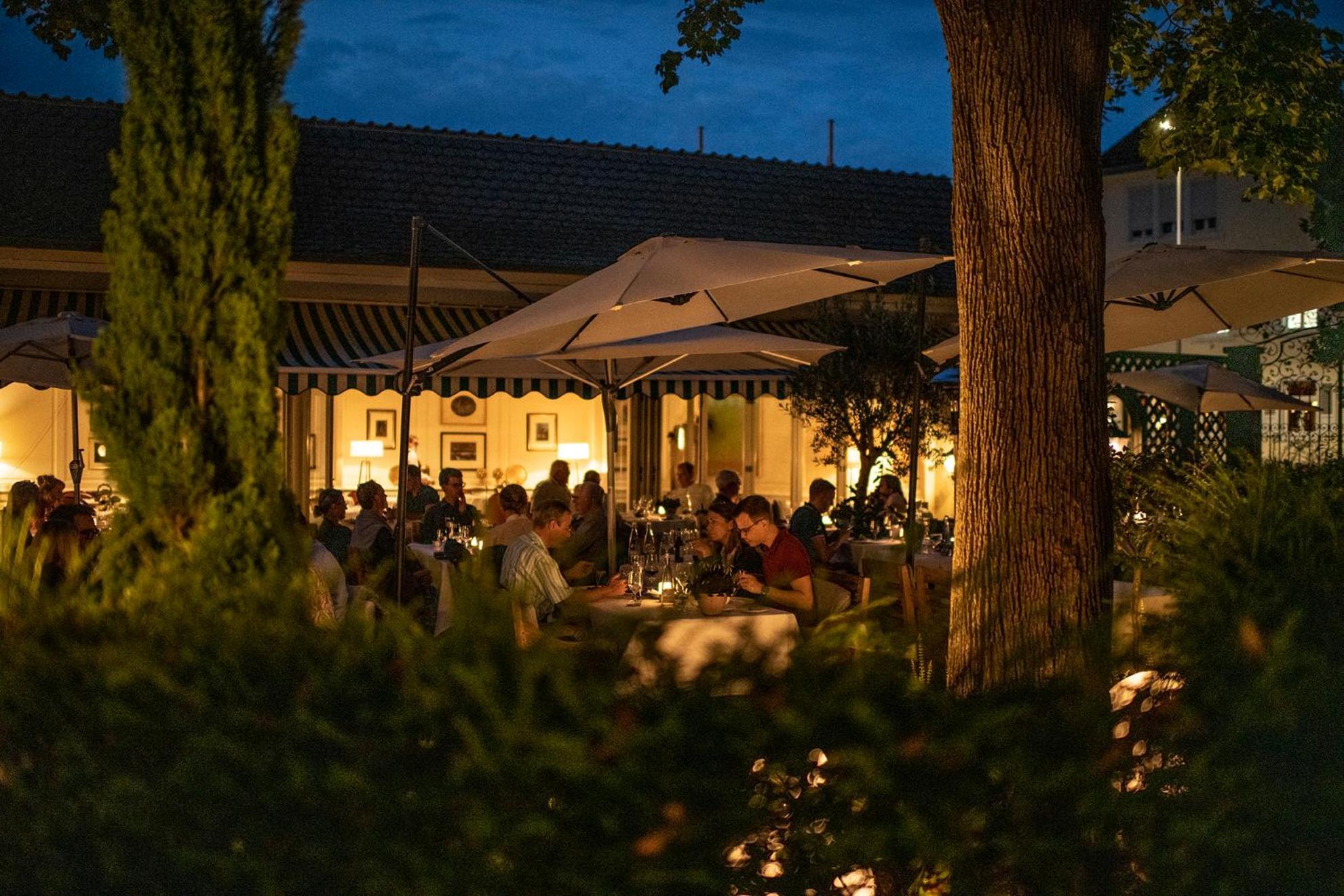 Hotel-Restaurant Erbprinz Ettlingen Exteriér fotografie The restaurant at night